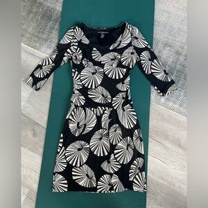 Jones Wear Dress Size 12 Black White V-Neck Ruched 3/4 Sleeve Midi